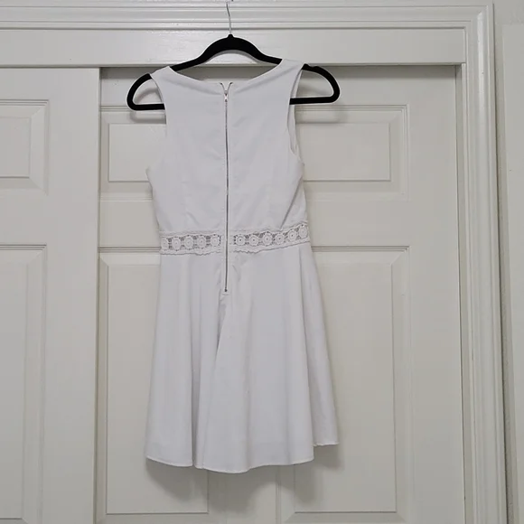 Beautiful white dress - Picture 2 of 5